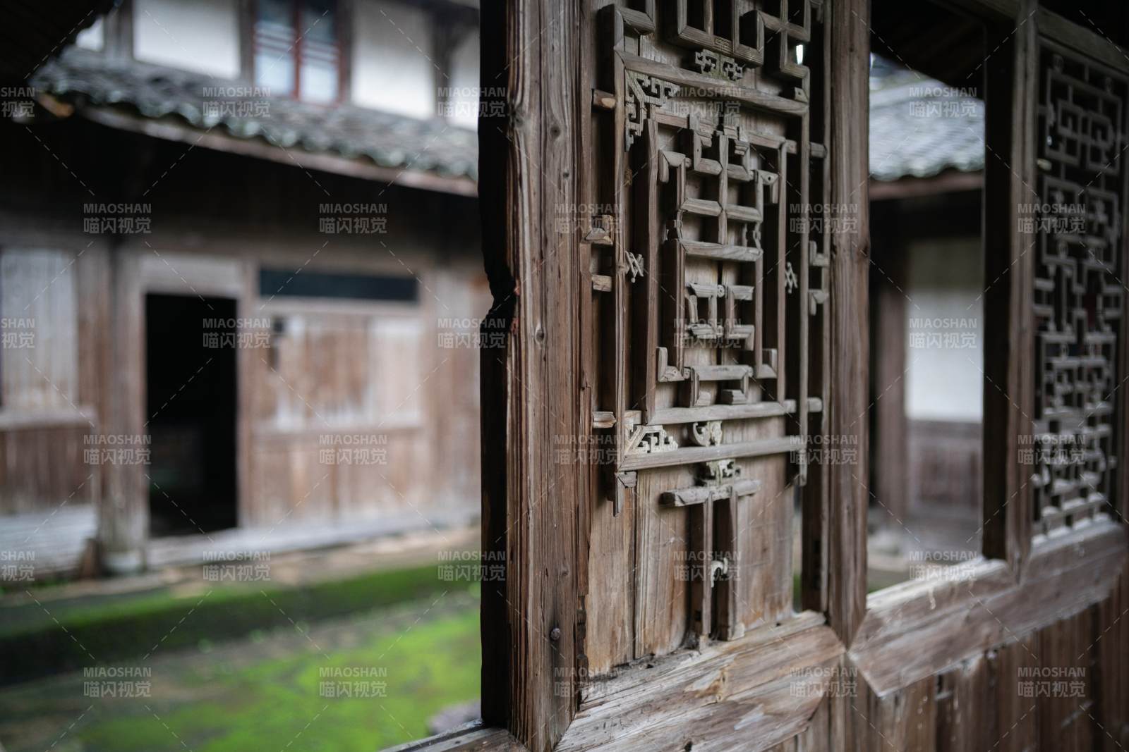 古宅木窗 岁月静好图片
