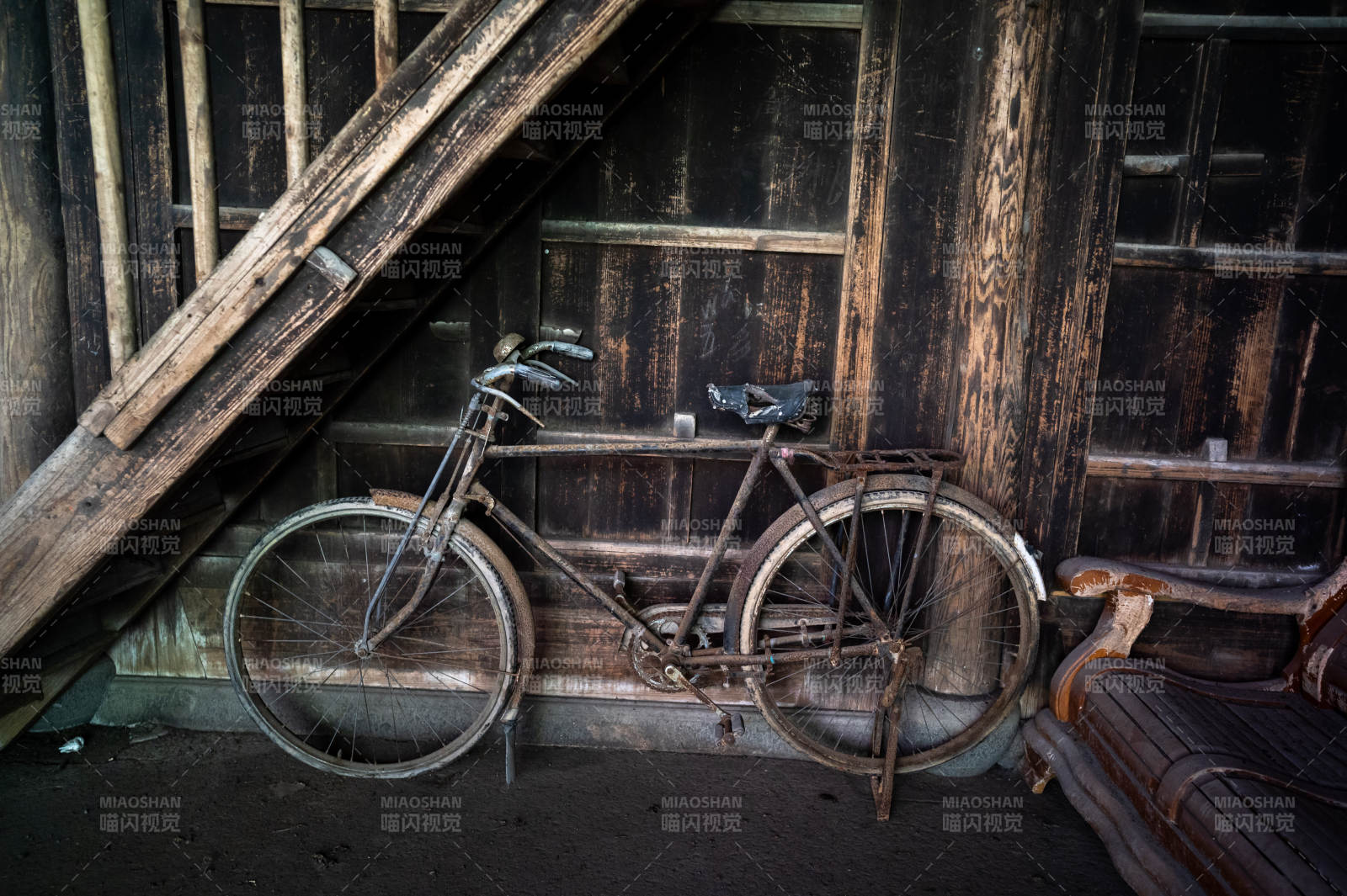 旧屋角落里的老自行车图片