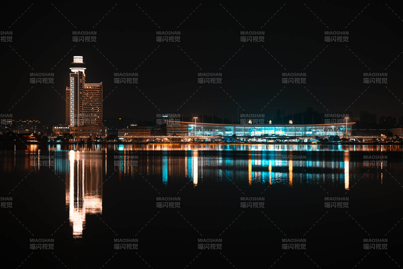 南京火车站夜景倒影图片