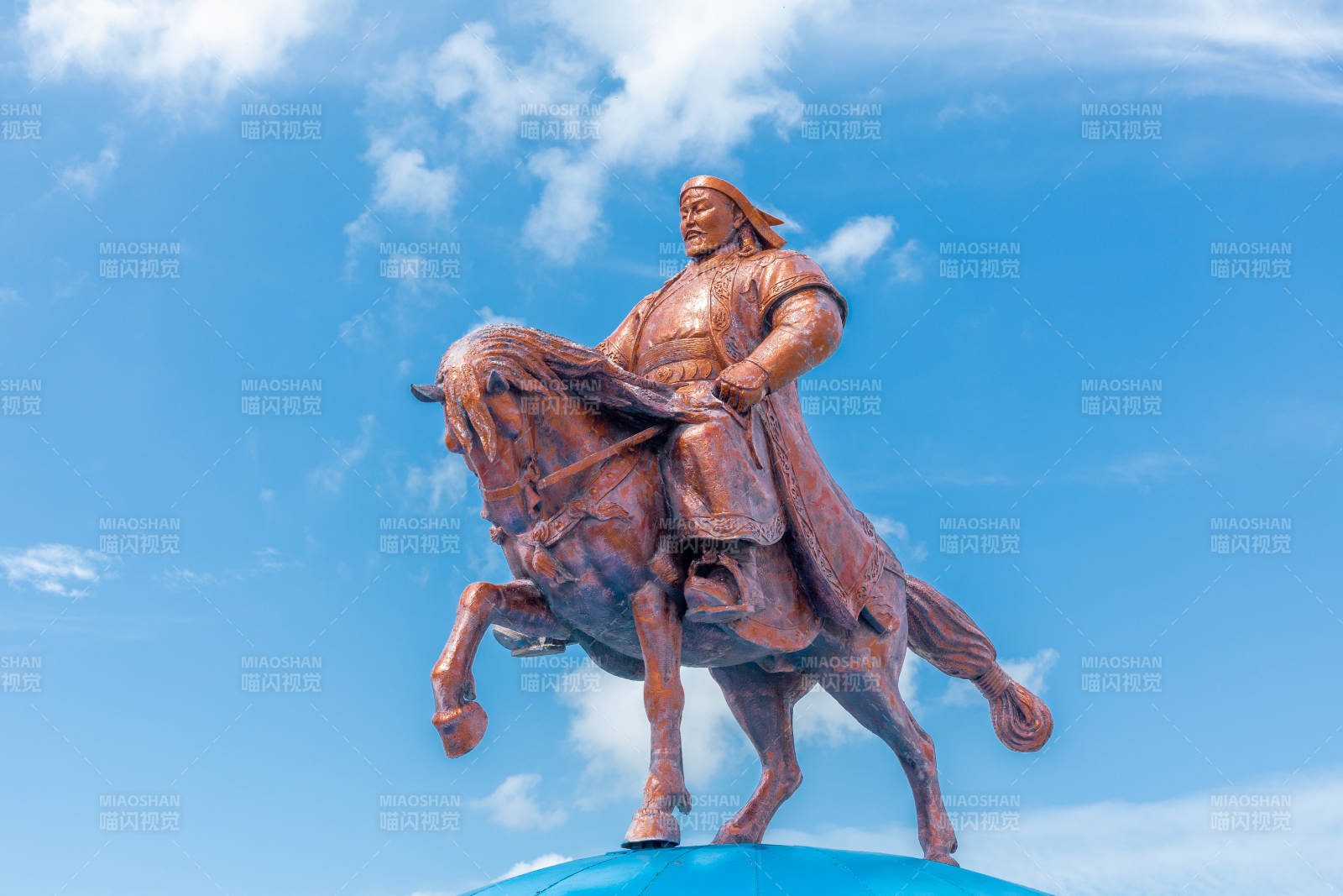 成吉思汗雕像蓝天背景图片