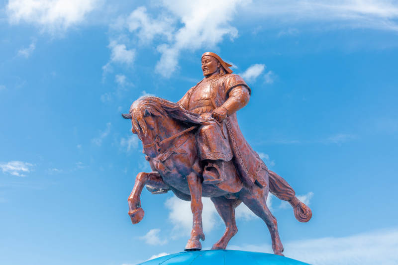 成吉思汗雕像蓝天背景图片
