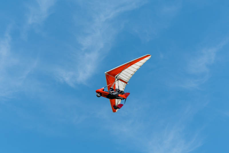 滑翔机翱翔蓝天图片