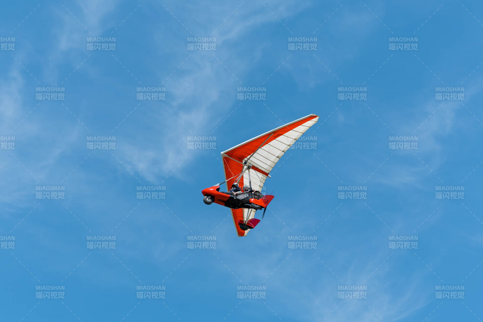 滑翔机翱翔蓝天图片