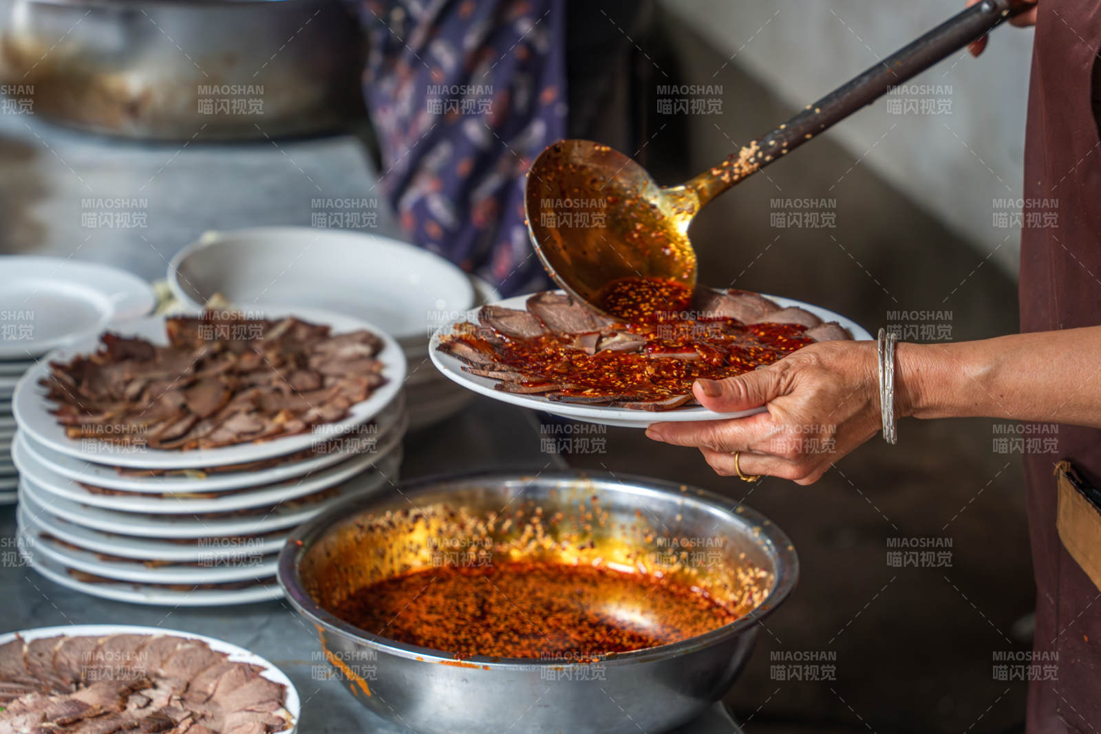 麻辣牛肉片制作现场图片