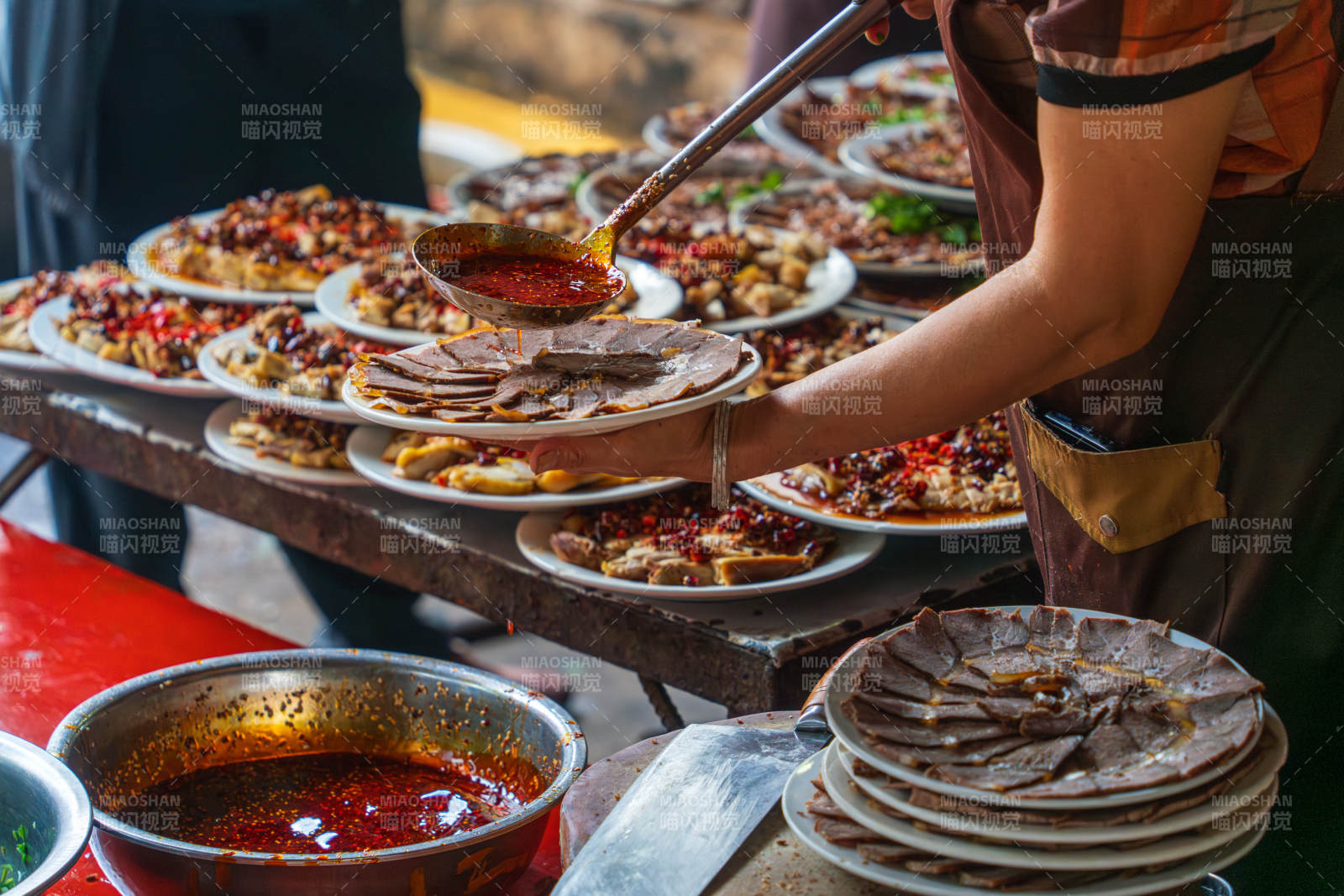麻辣美食摊位热闹非凡图片