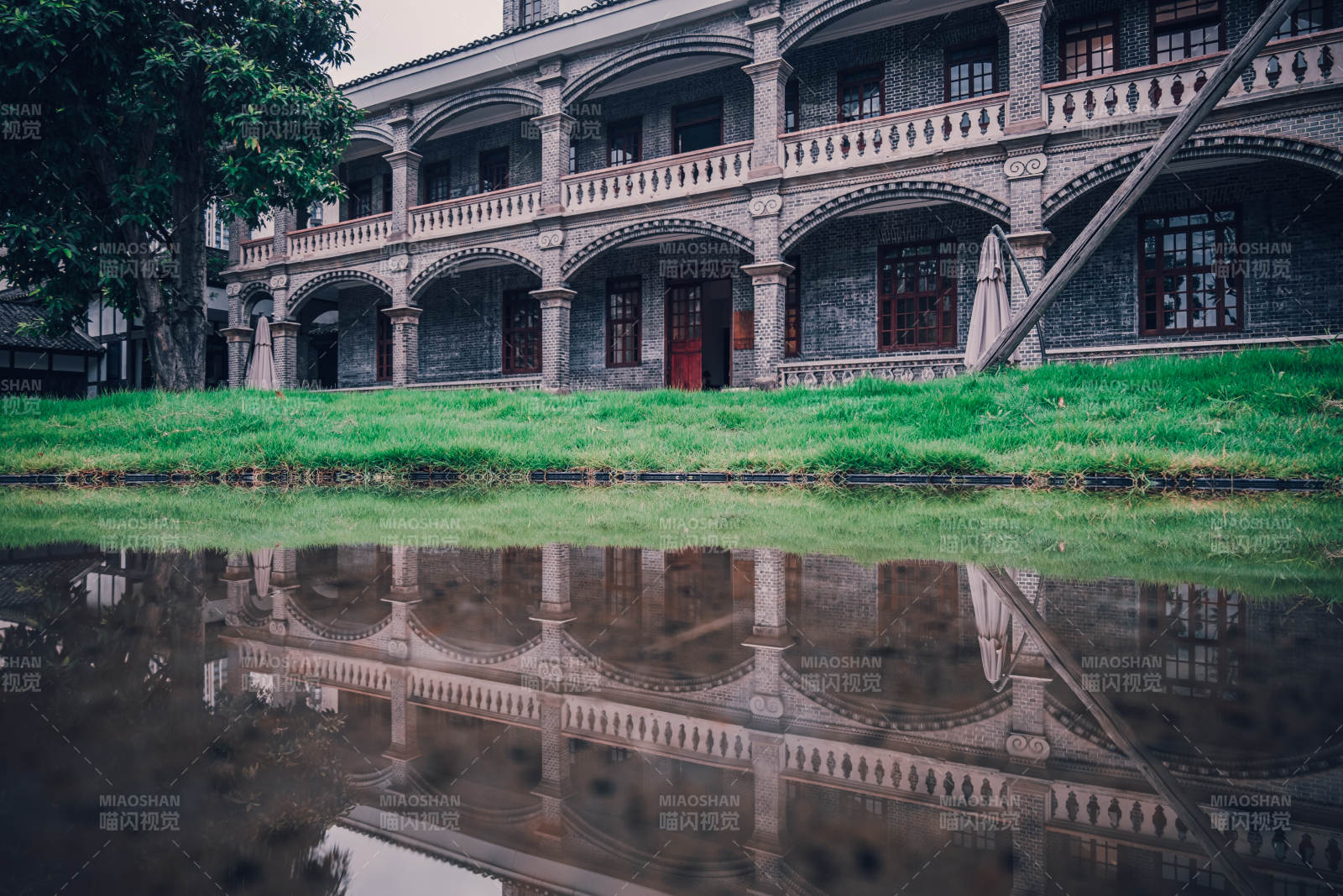 古建筑倒影静谧水景图片
