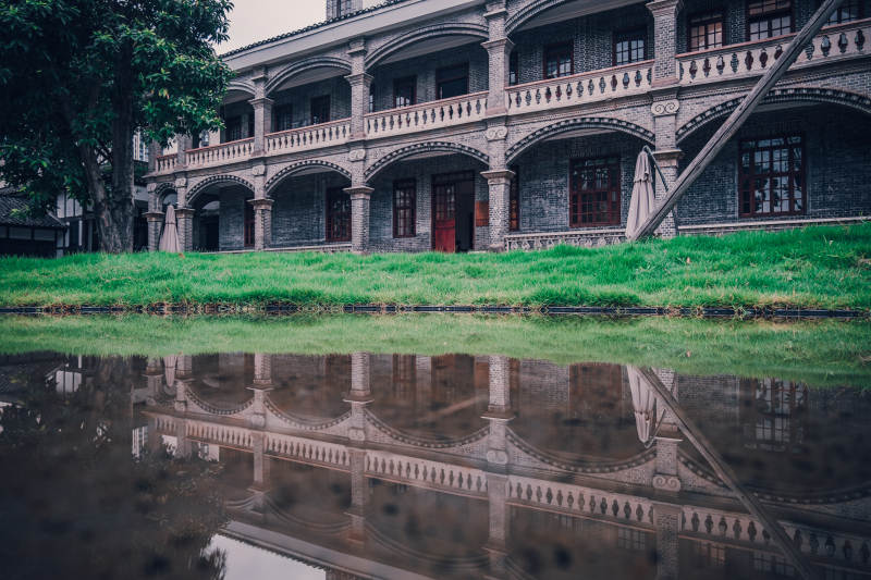 古建筑倒影静谧水景图片