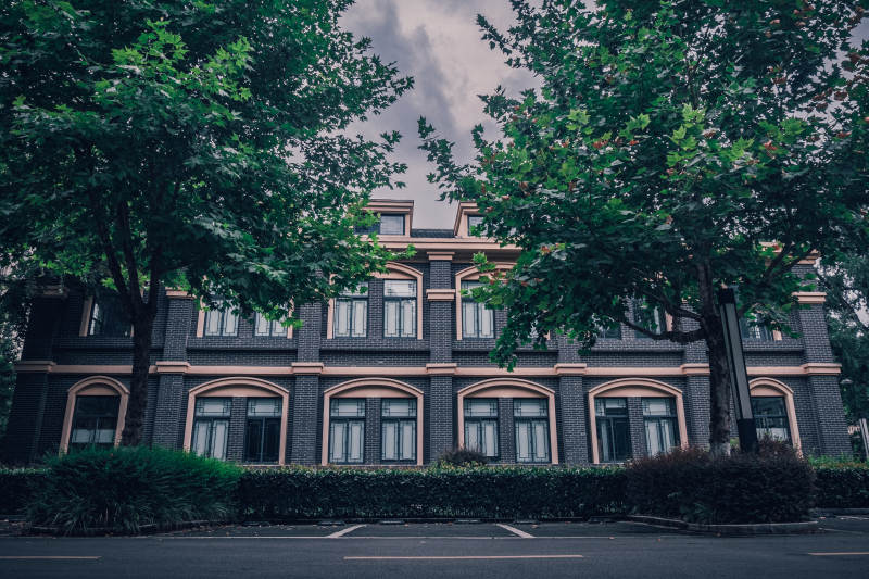 古典建筑与绿树相映成趣图片