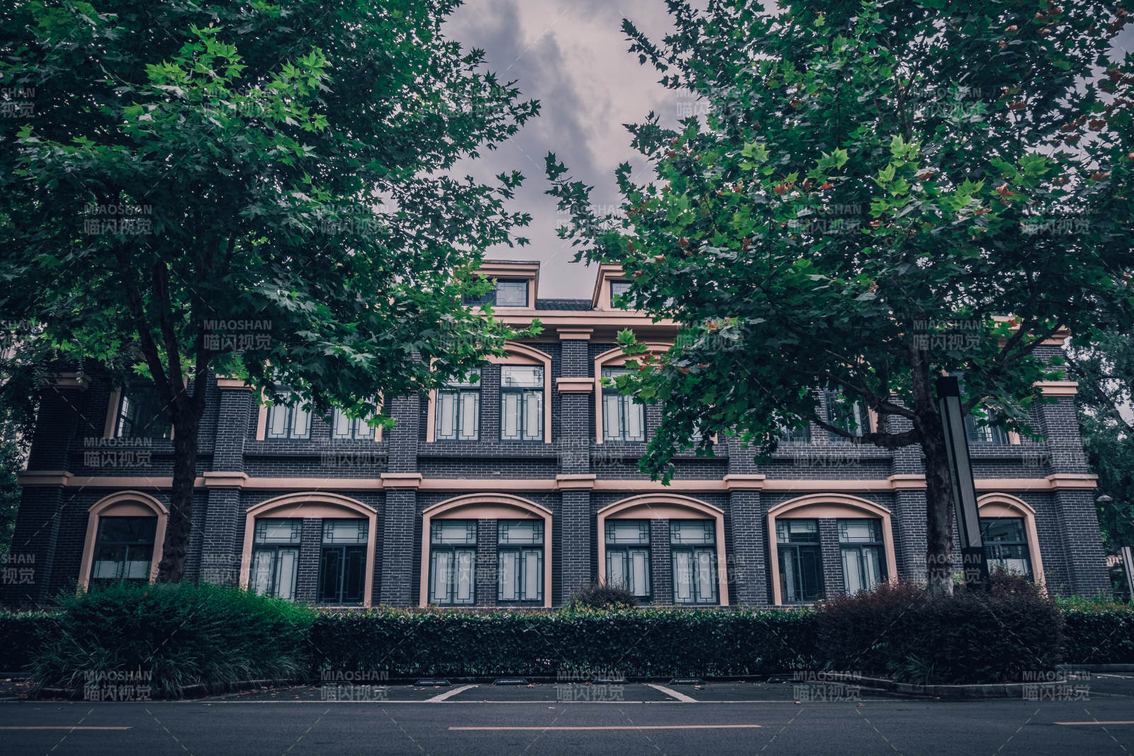 古典建筑与绿树相映成趣图片