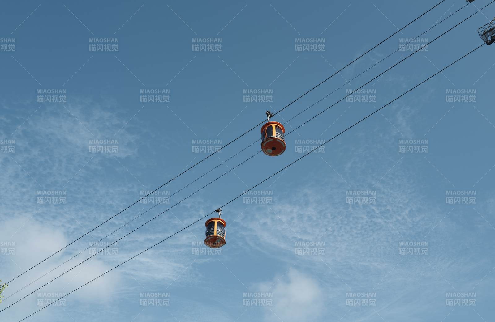 空中缆车与蓝天白云图片