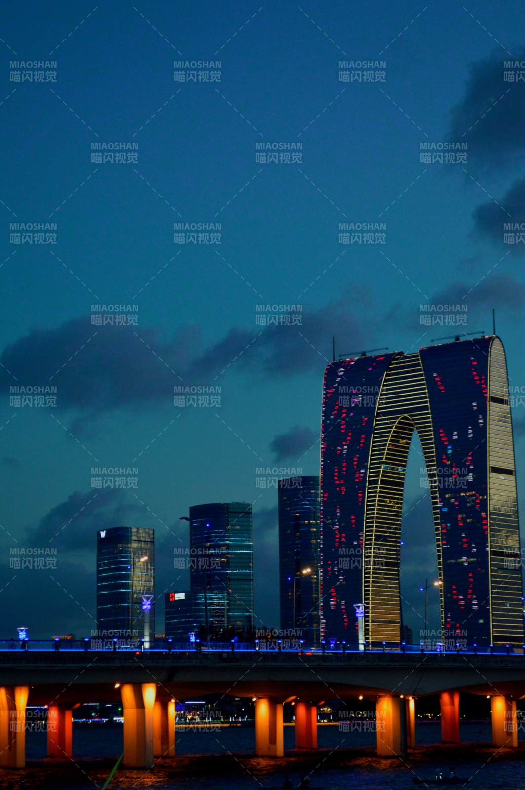 夜幕下的城市天际线图片