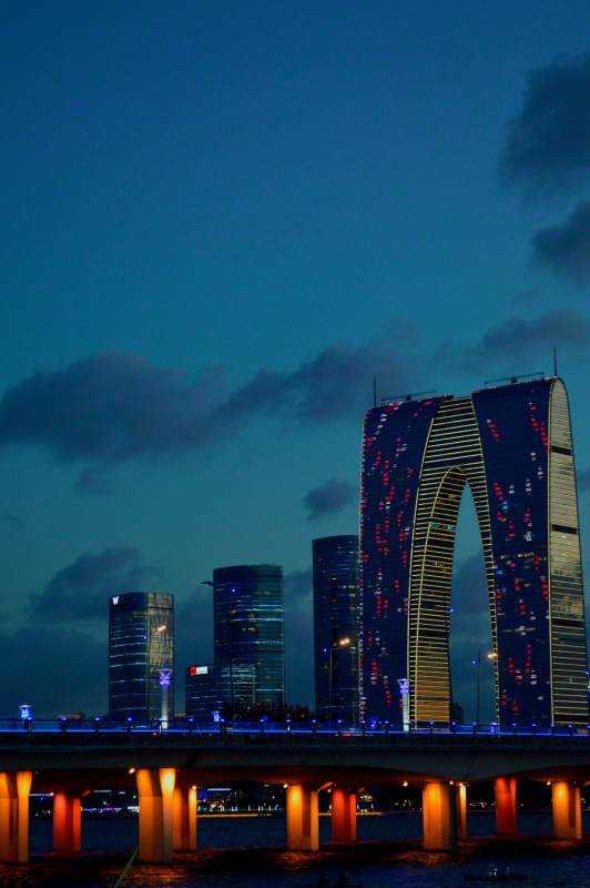 夜幕下的城市天际线图片