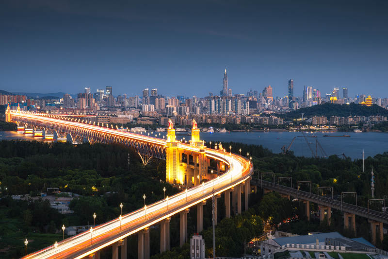 城市夜景与南京长江大桥灯火辉煌图片