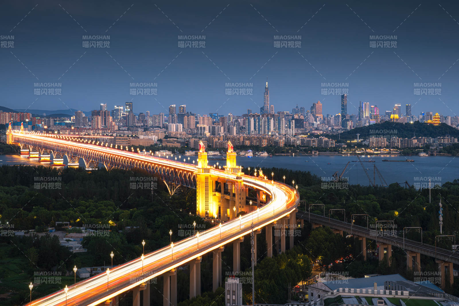 城市夜景与南京长江大桥灯火辉煌图片