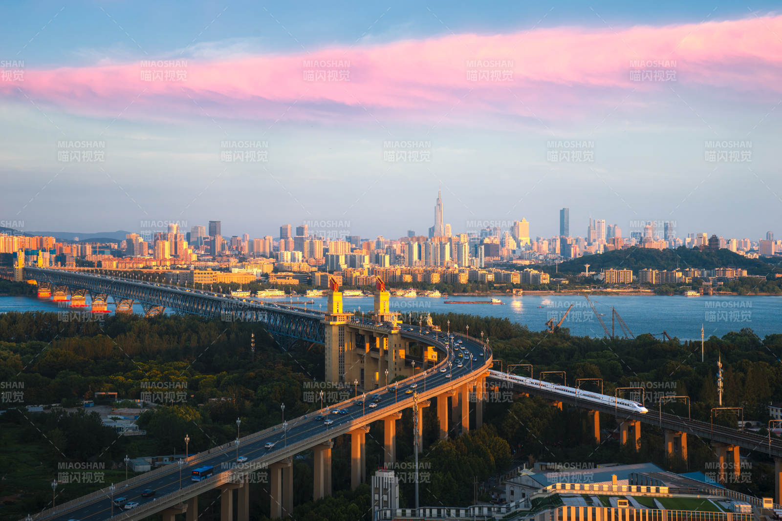 城市黄昏 南京长江大桥流光溢彩图片