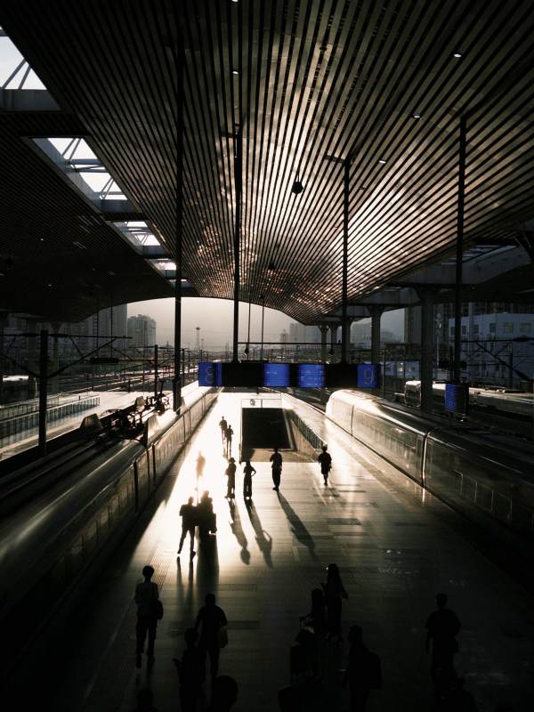 车站剪影 光影与行人图片