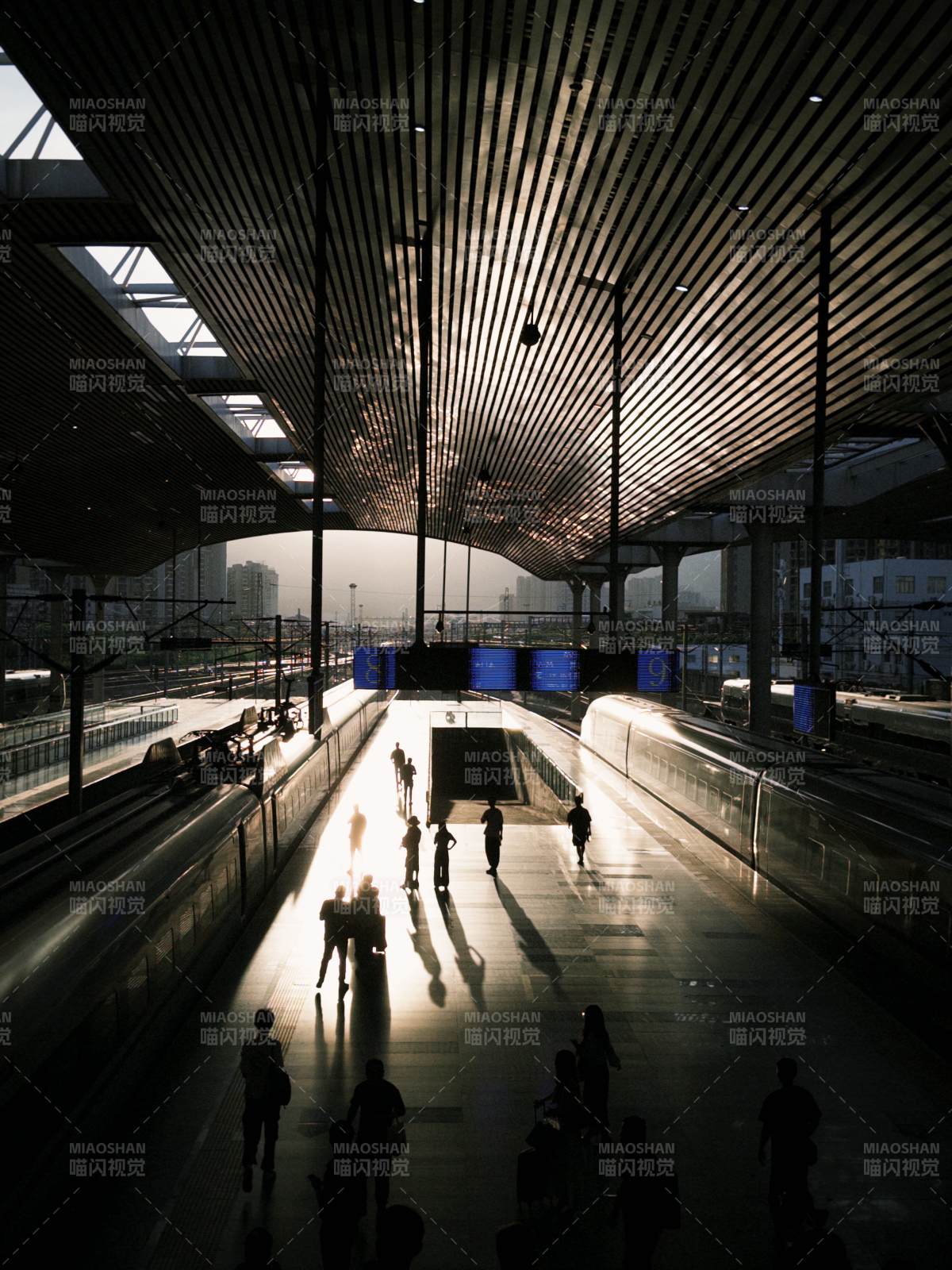 车站剪影 光影与行人图片