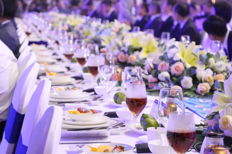 宴会餐桌布置精美图片