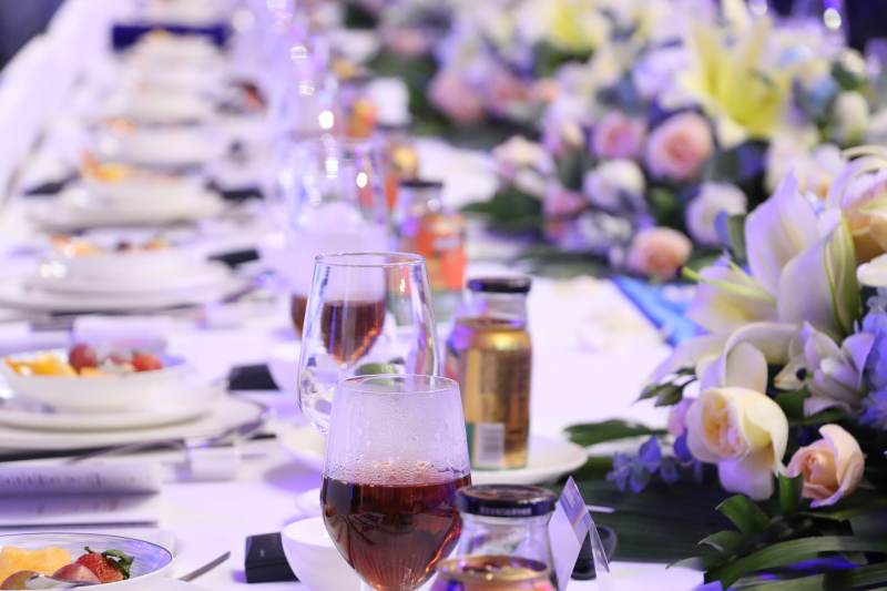 宴会餐桌布置与饮品展示图片