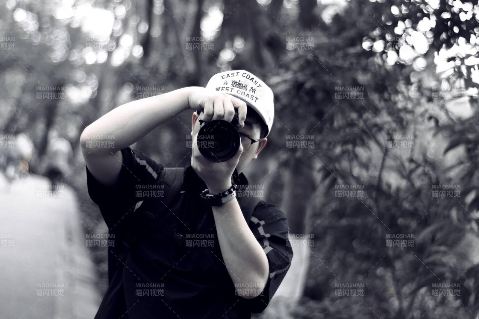 摄影师的专注瞬间图片