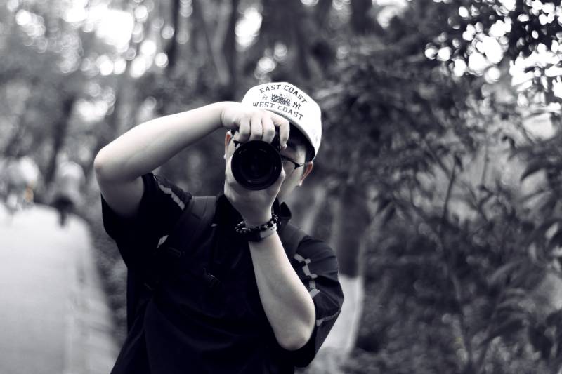 摄影师的专注瞬间图片