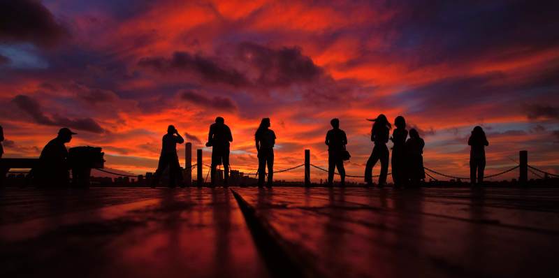 夕阳下的剪影人群图片
