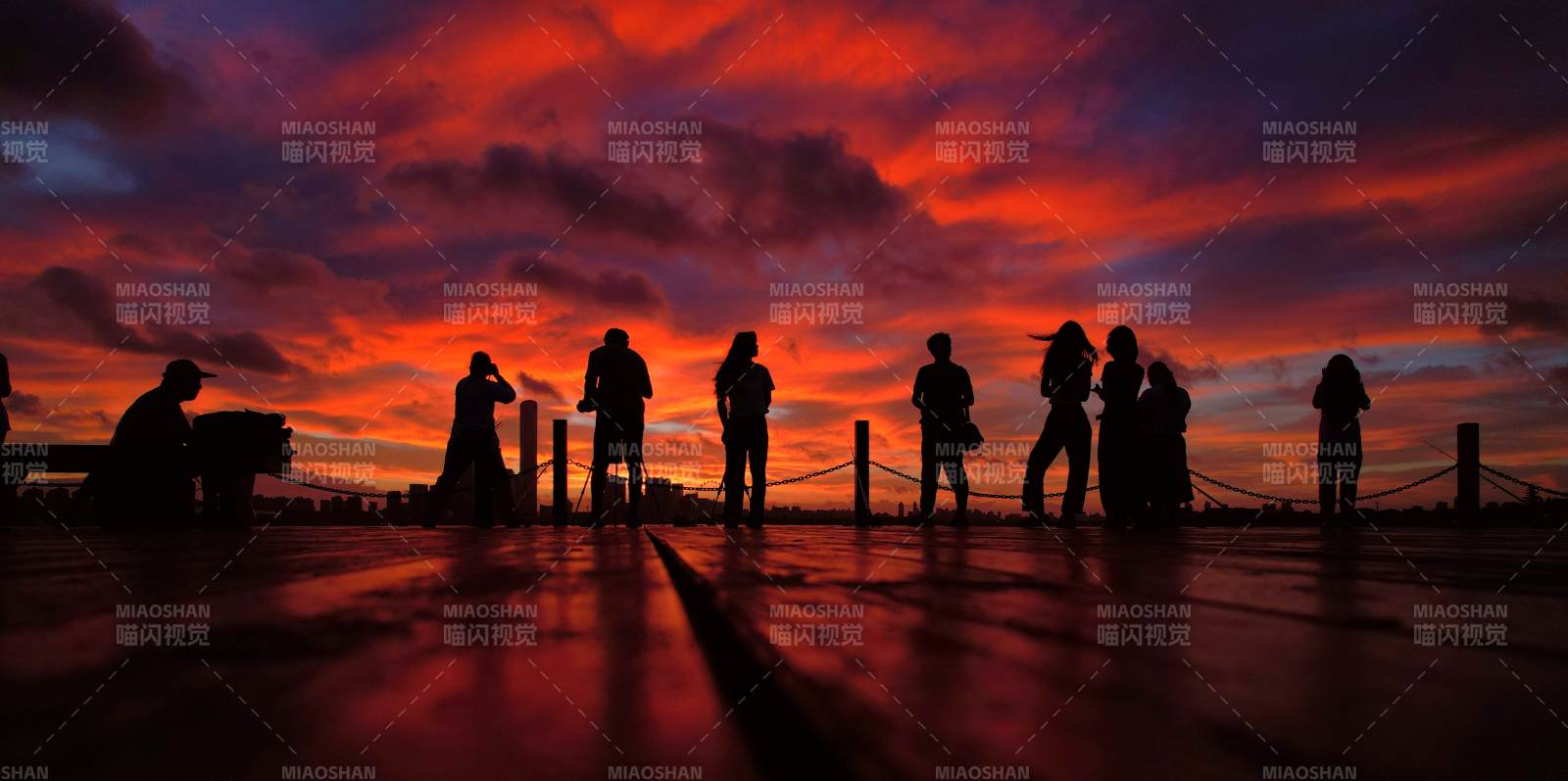 夕阳下的剪影人群图片