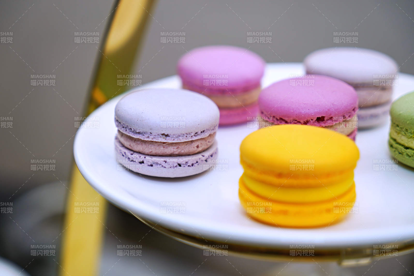 色彩斑斓的马卡龙甜点图片
