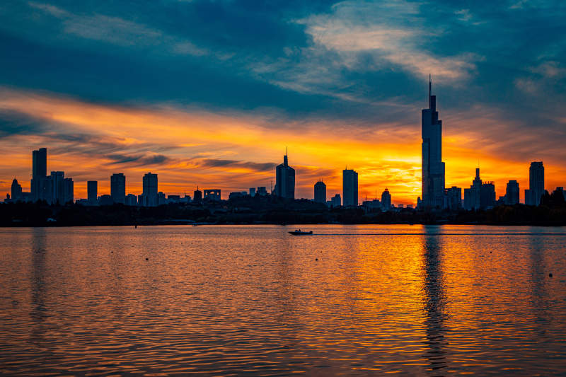 南京玄武湖夕阳映照城市天际线图片