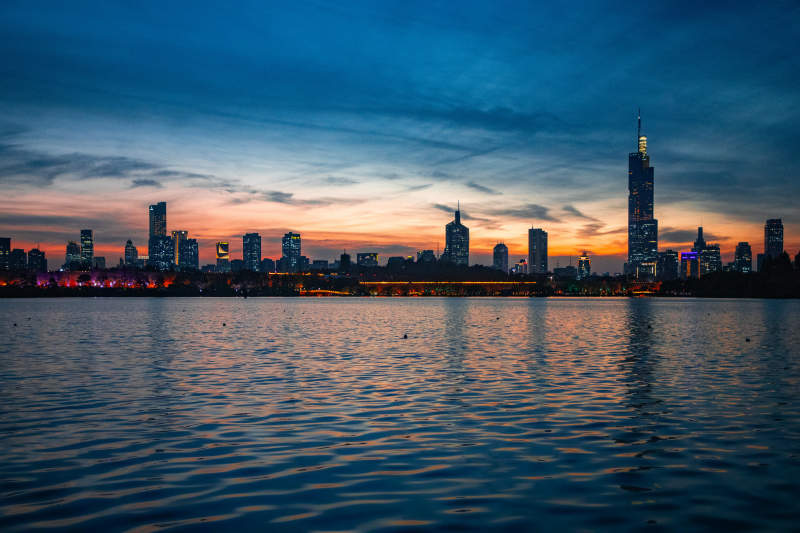 南京玄武湖湖畔夜景剪影图片