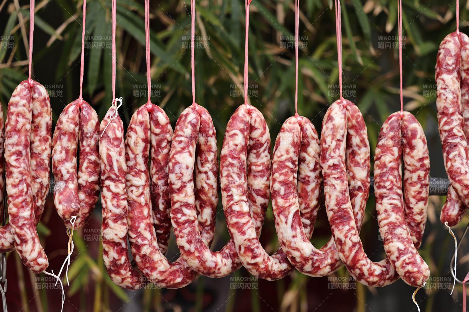 风干香肠悬挂晾晒图图片