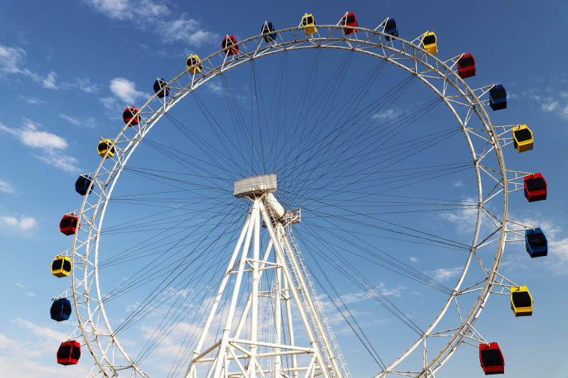 摩天轮下的蓝天白云图片