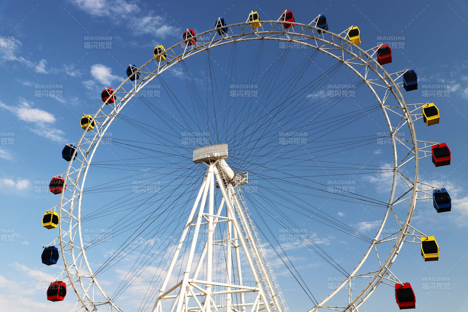 摩天轮下的蓝天白云图片