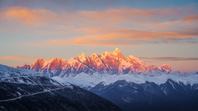 南迦巴瓦夕照 云霞映辉图片