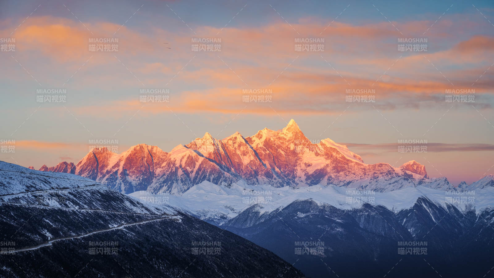 南迦巴瓦夕照 云霞映辉图片