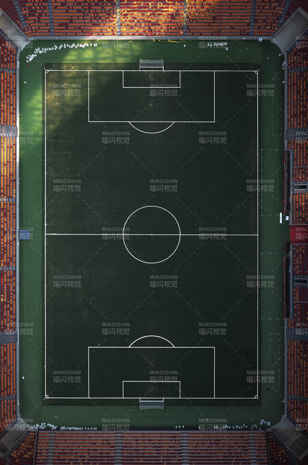俯瞰足球场的宁静时刻图片