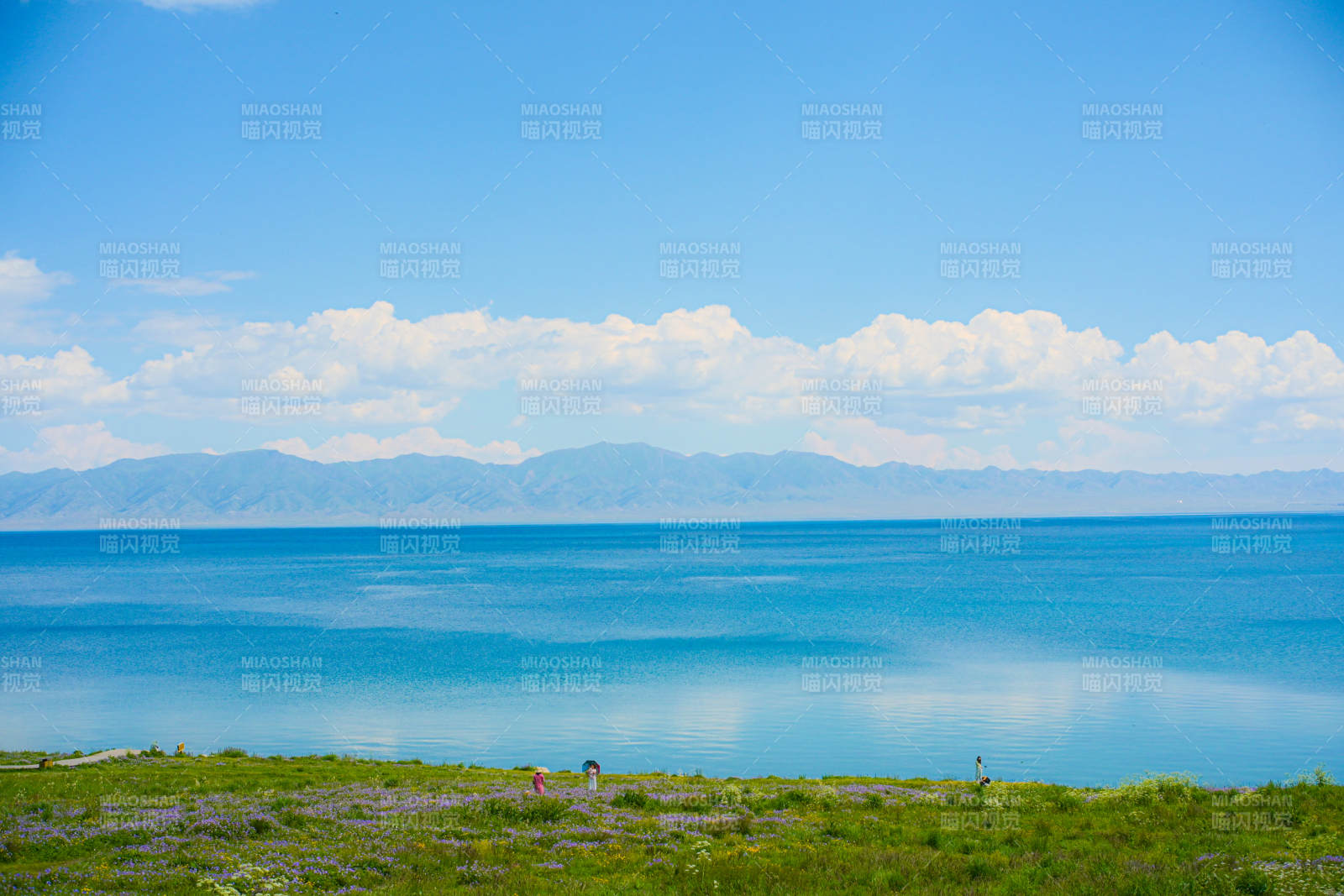 湖光山色 碧水蓝天图片