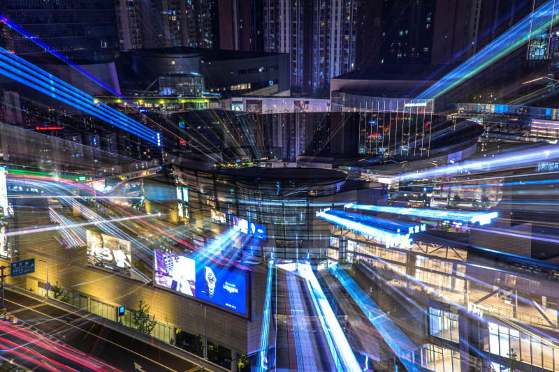 城市夜景光影交错图片