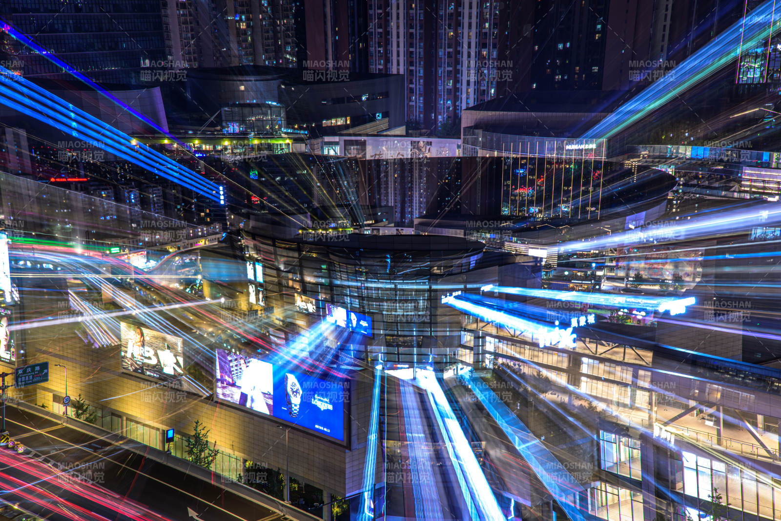 城市夜景光影交错图片