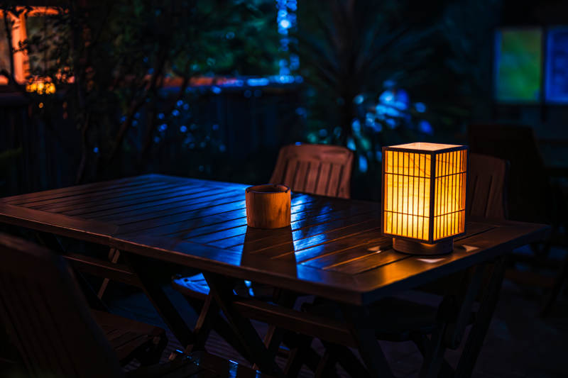 夜色中的温馨桌灯图片