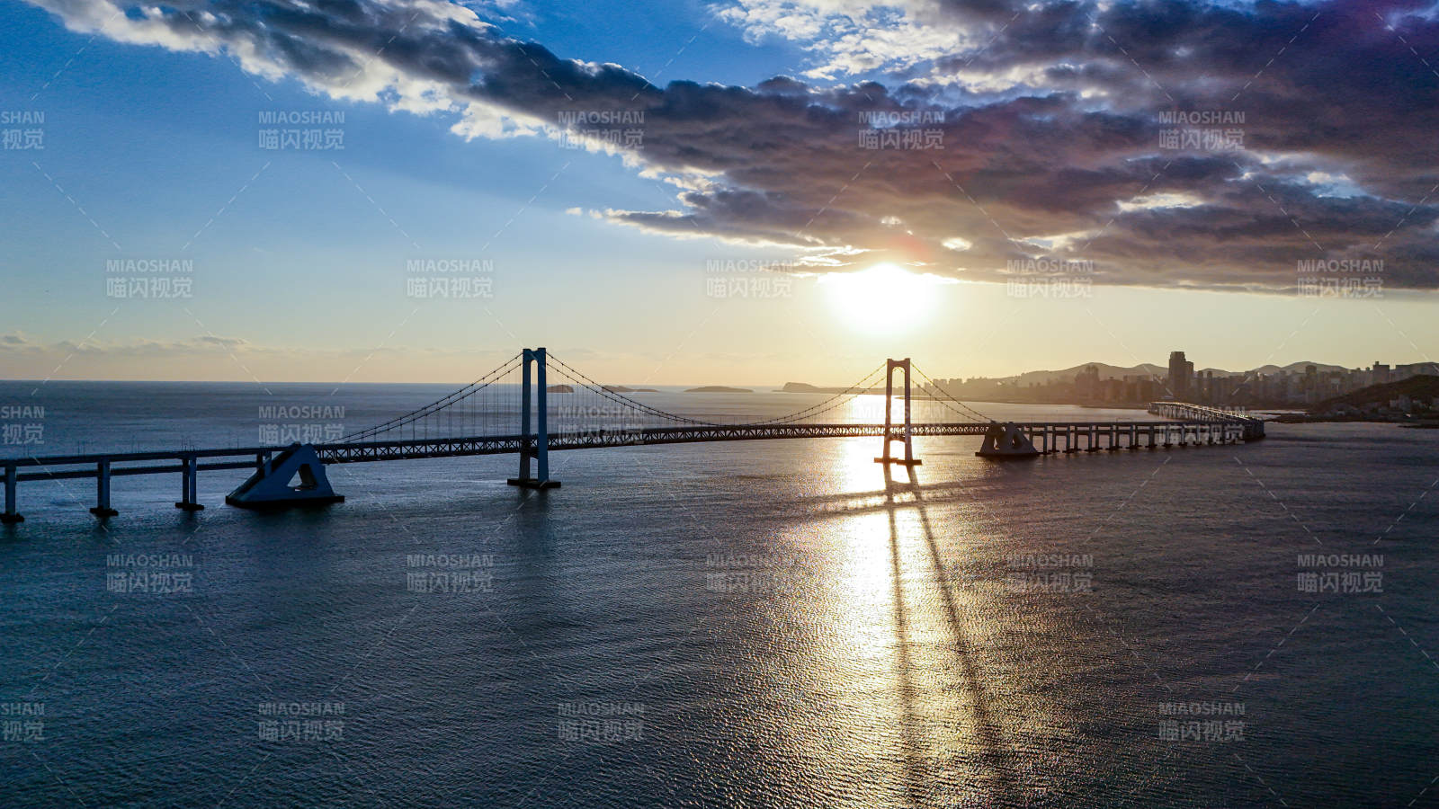 夕阳下的大连跨海大桥图片