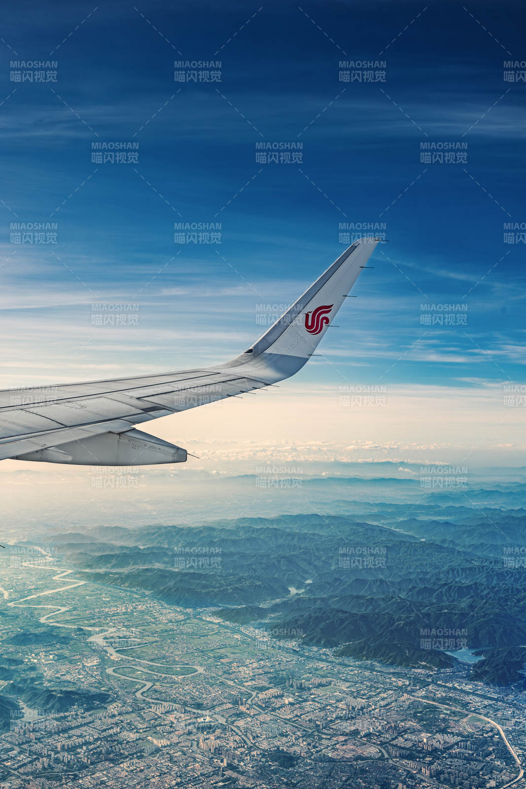 高空俯瞰 城市与山川图片