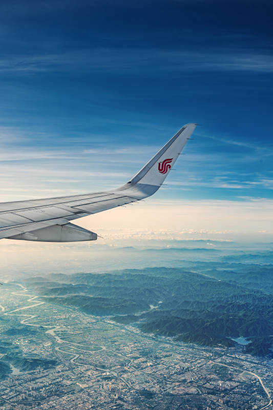 高空俯瞰 城市与山川图片