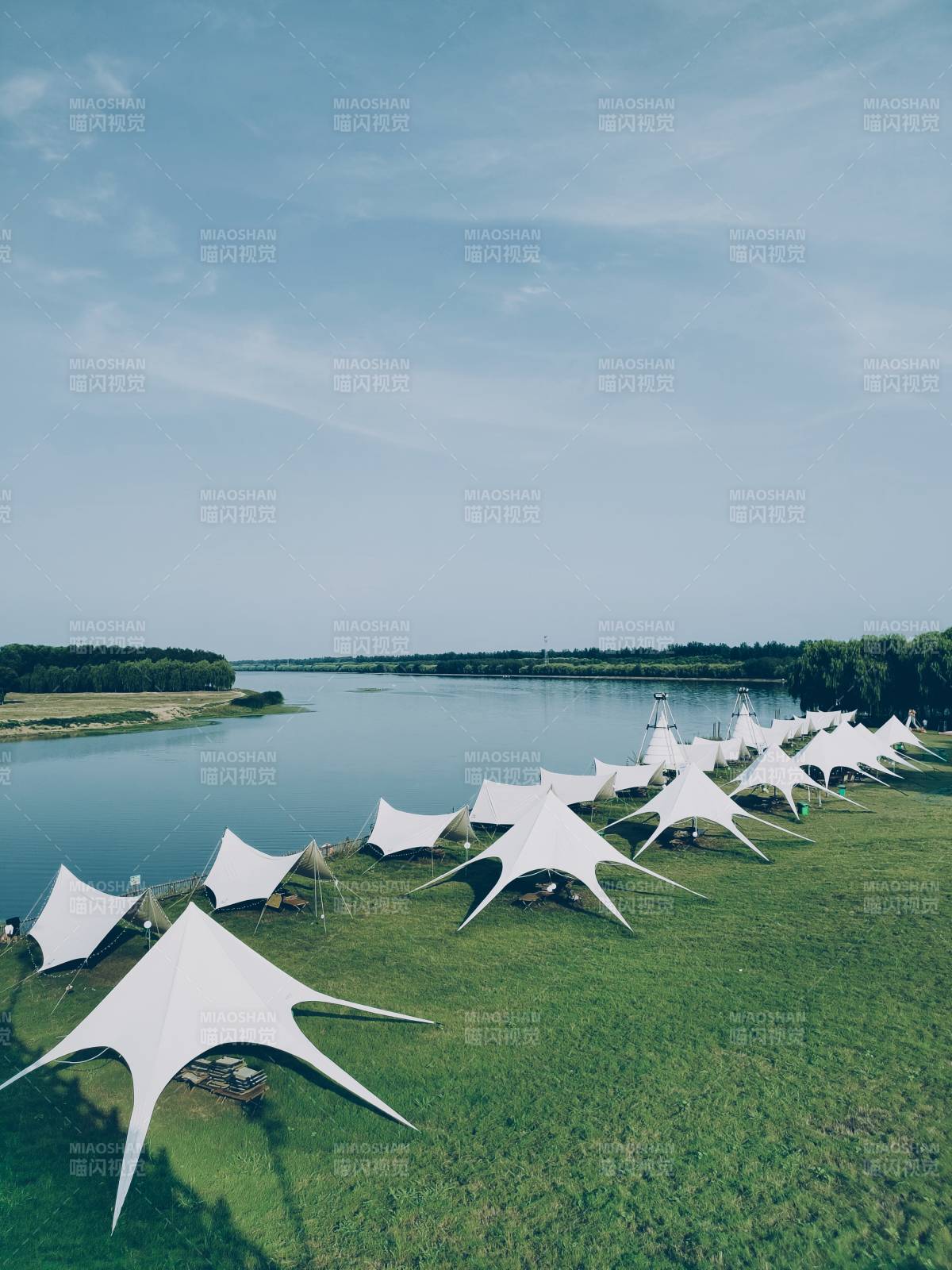 湖畔帐篷营地风景如画图片