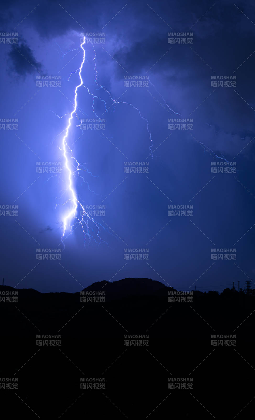 夜空中的闪电奇观图片