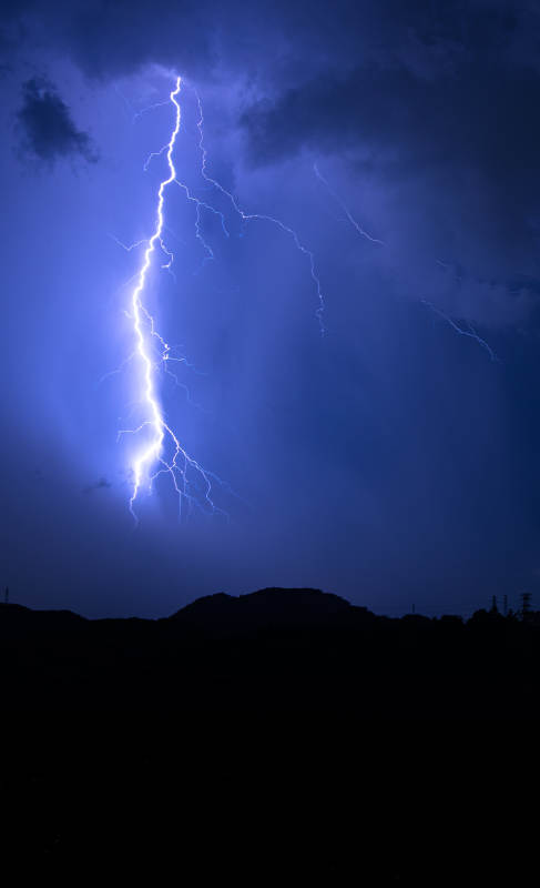 夜空中的闪电奇观图片