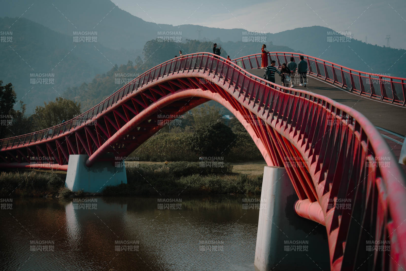 红色拱桥映山水图片