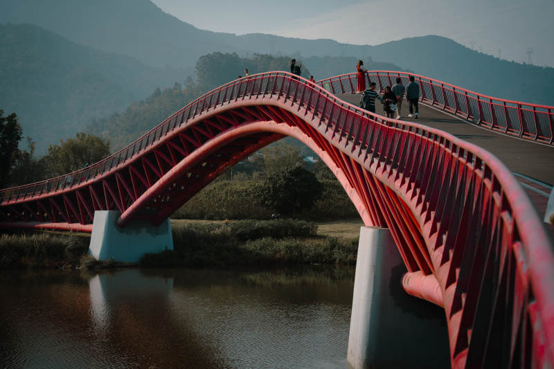 红色拱桥映山水图片