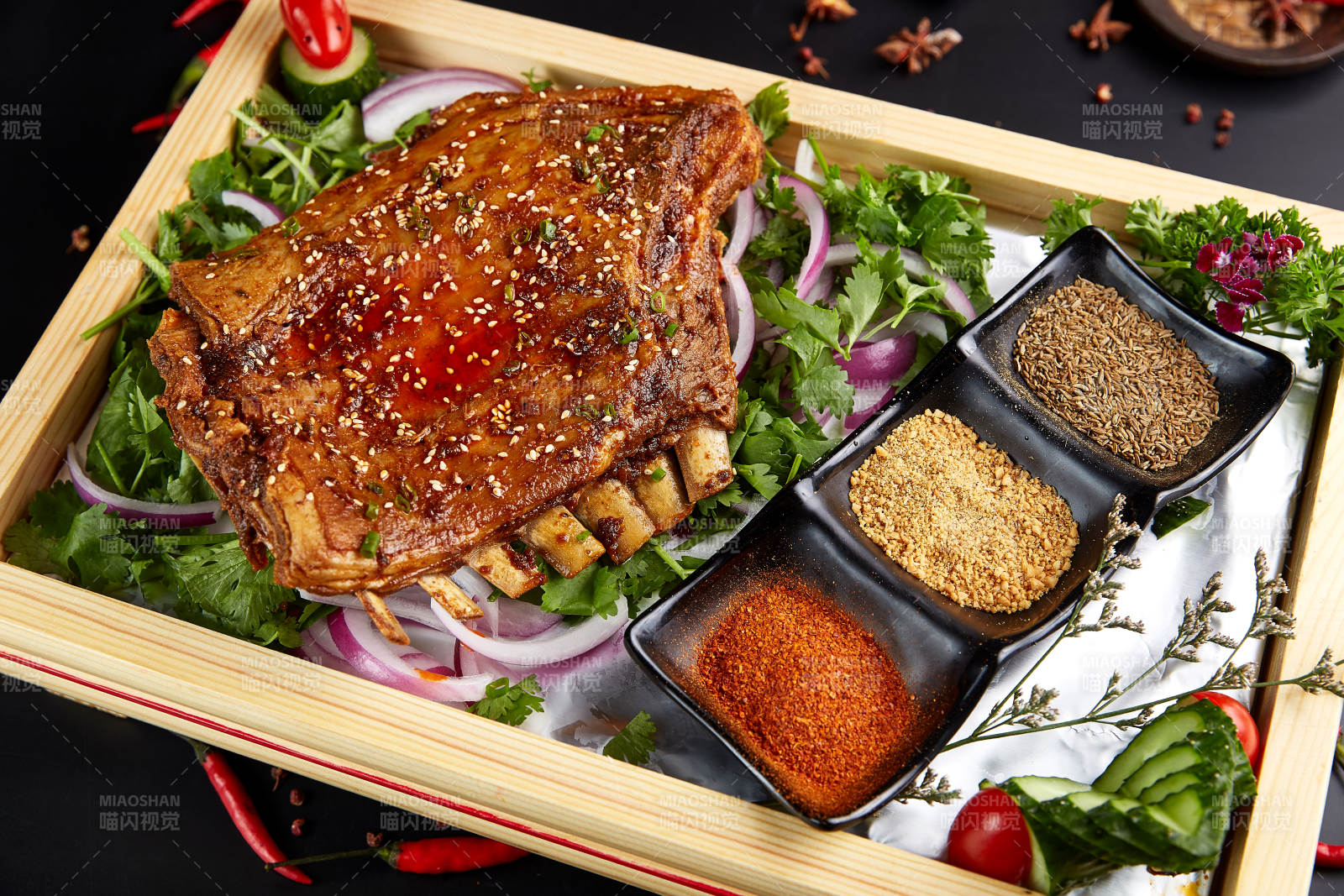 香辣烤羊排配蘸料图片