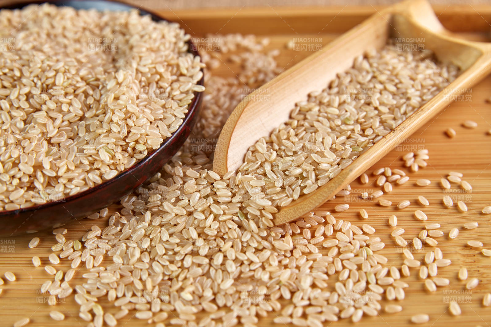 糙米与木勺特写图片